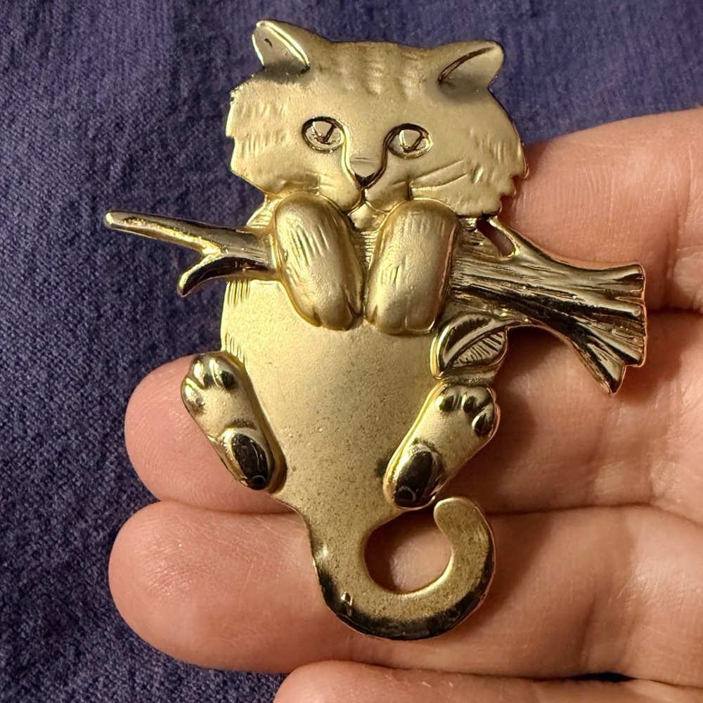 Vintage AJC Goldtone Cat Hanging From Branch Brooch Pin animal costume jewelry